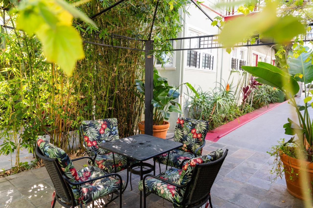 Hollywood Hills Suites Los Angeles Exterior photo