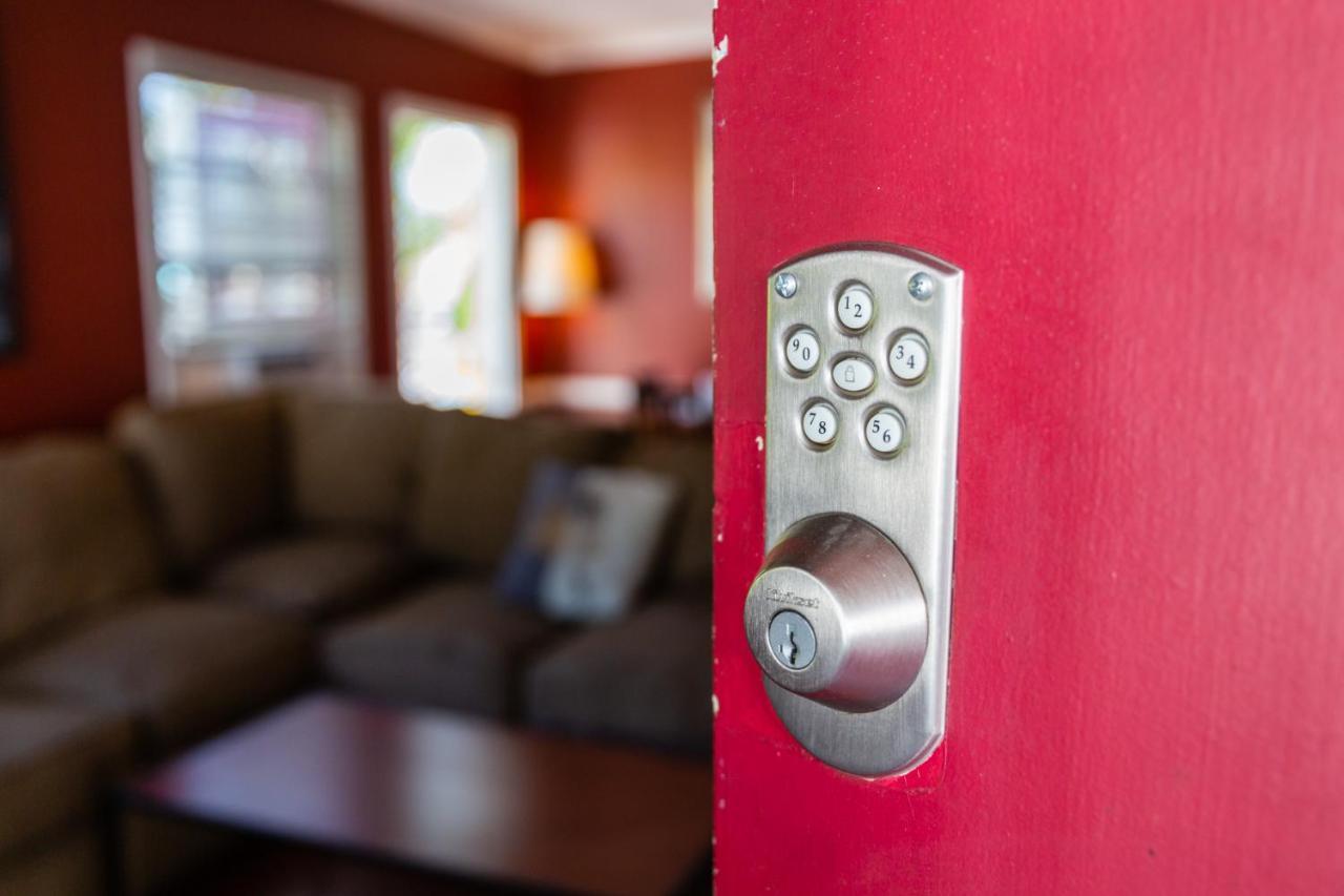 Hollywood Hills Suites Los Angeles Exterior photo